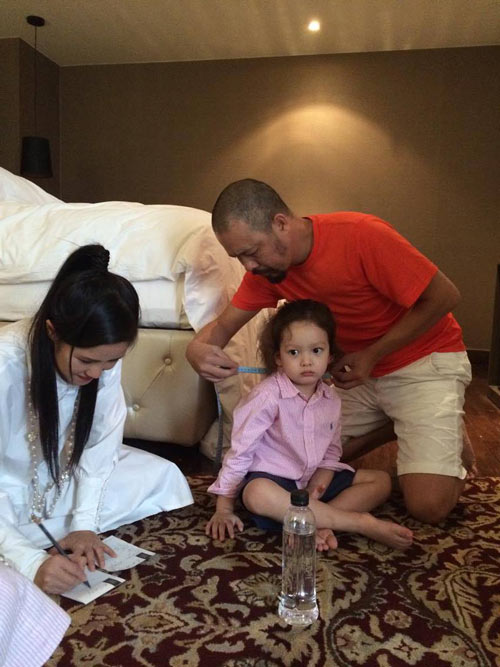 Tôm - Tép nhà Hồng Nhung xinh xắn diện áo dài Đức Hùng - 3