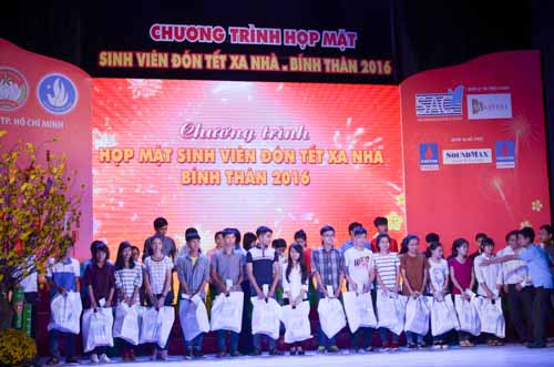 TP. HCM: Tặng 1.000 phần quà cho sinh viên đón Tết xa nhà - 1