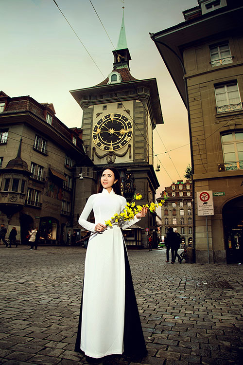 Hoa khôi doanh nhân khoe vẻ đẹp áo dài giữa trời Âu - 1