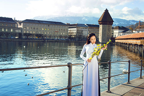 Hoa khôi doanh nhân khoe vẻ đẹp áo dài giữa trời Âu - 10