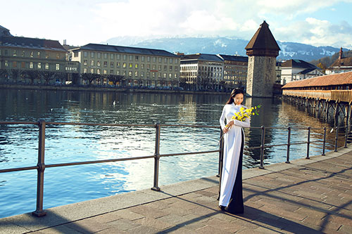 Hoa khôi doanh nhân khoe vẻ đẹp áo dài giữa trời Âu - 11