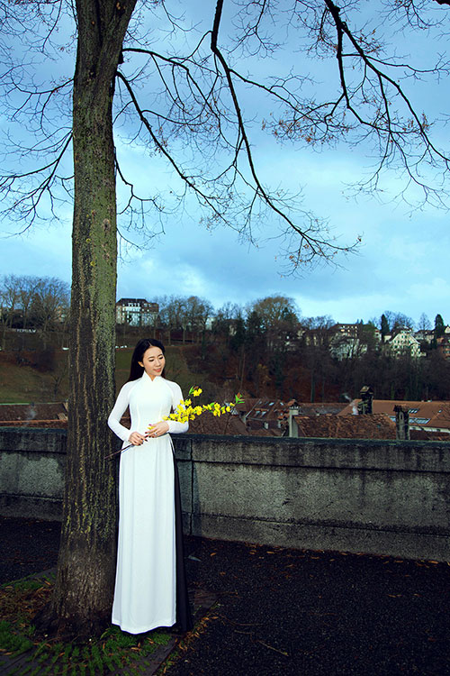 Hoa khôi doanh nhân khoe vẻ đẹp áo dài giữa trời Âu - 5