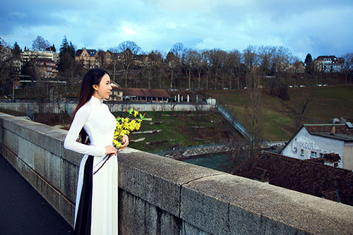 Hoa khôi doanh nhân khoe vẻ đẹp áo dài giữa trời Âu - 6