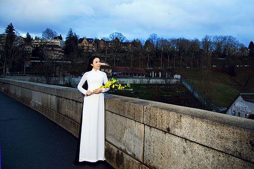 Hoa khôi doanh nhân khoe vẻ đẹp áo dài giữa trời Âu - 7