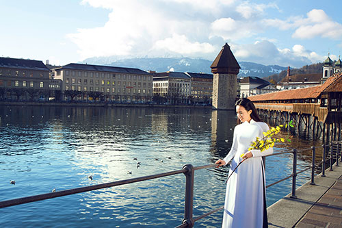 Hoa khôi doanh nhân khoe vẻ đẹp áo dài giữa trời Âu - 8