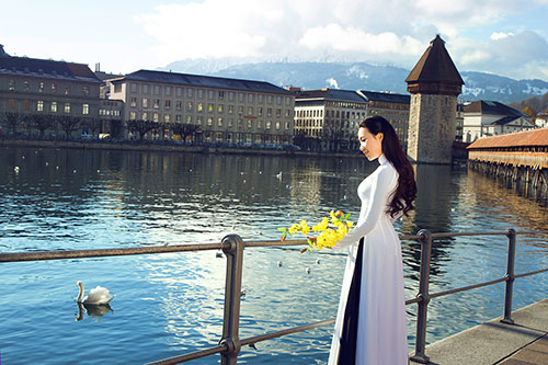 Hoa khôi doanh nhân khoe vẻ đẹp áo dài giữa trời Âu - 9