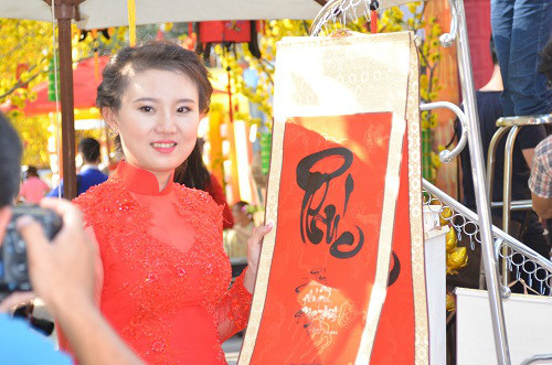 Thiếu nữ Sài Gòn xúng xính áo dài xuống phố chơi xuân - 4