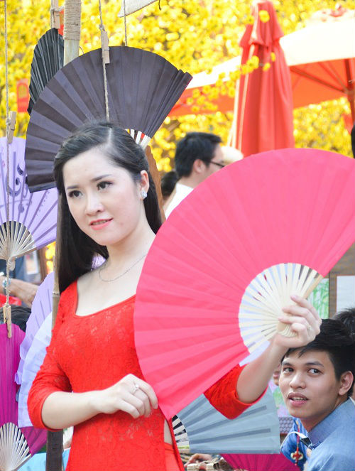 Thiếu nữ Sài Gòn xúng xính áo dài xuống phố chơi xuân - 5