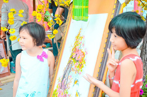 Thiếu nữ Sài Gòn xúng xính áo dài xuống phố chơi xuân - 18