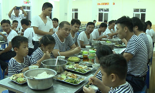 Tập 34 Bố ơi mùa 2: 4 cặp bố con lần đầu làm lính thuỷ Đà Nẵng - 10