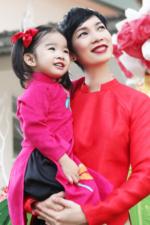 Xuân Lan, Thúy Hạnh, Thân Thúy Hà sặc sỡ áo dài bên các con - 1