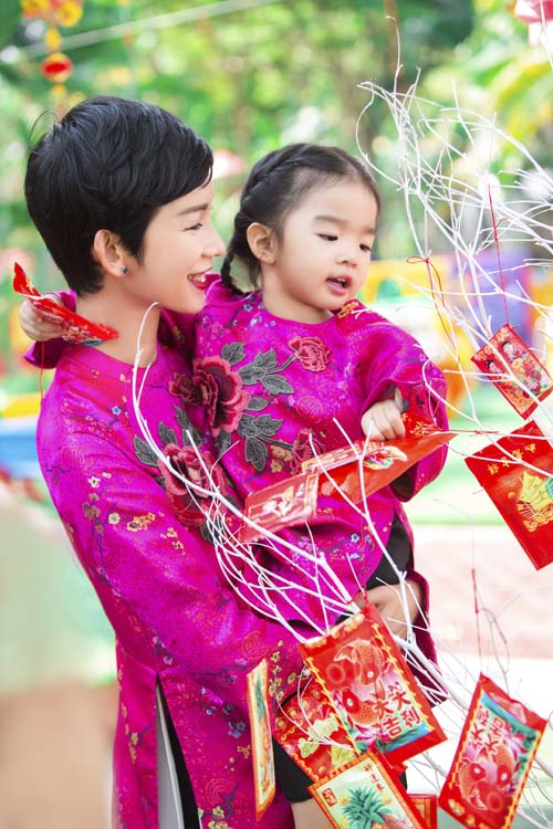 Xuân Lan, Thúy Hạnh, Thân Thúy Hà sặc sỡ áo dài bên các con - 4