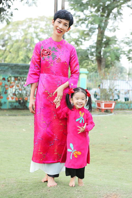 Xuân Lan, Thúy Hạnh, Thân Thúy Hà sặc sỡ áo dài bên các con - 2