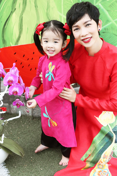 Xuân Lan, Thúy Hạnh, Thân Thúy Hà sặc sỡ áo dài bên các con - 6