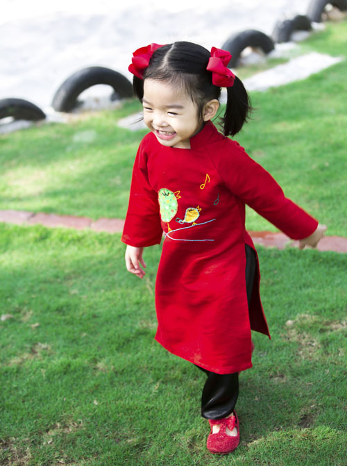 Xuân Lan, Thúy Hạnh, Thân Thúy Hà sặc sỡ áo dài bên các con - 5