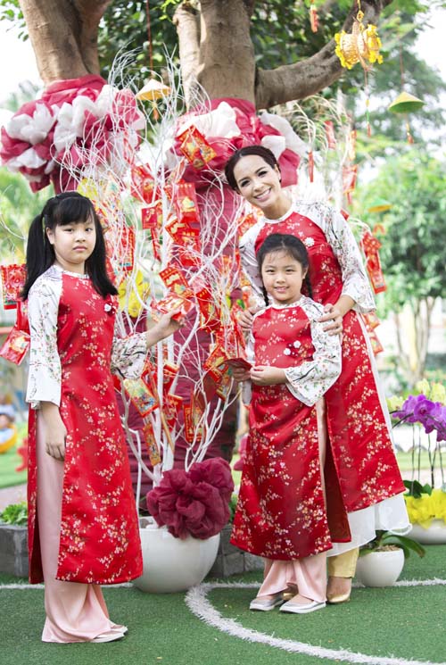 Xuân Lan, Thúy Hạnh, Thân Thúy Hà sặc sỡ áo dài bên các con - 7