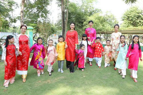 Xuân Lan, Thúy Hạnh, Thân Thúy Hà sặc sỡ áo dài bên các con - 17