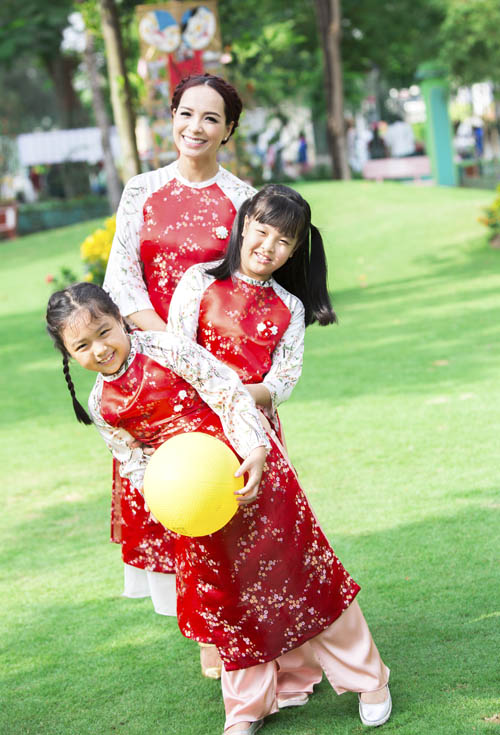 Xuân Lan, Thúy Hạnh, Thân Thúy Hà sặc sỡ áo dài bên các con - 9
