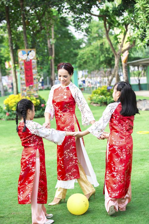 Xuân Lan, Thúy Hạnh, Thân Thúy Hà sặc sỡ áo dài bên các con - 11