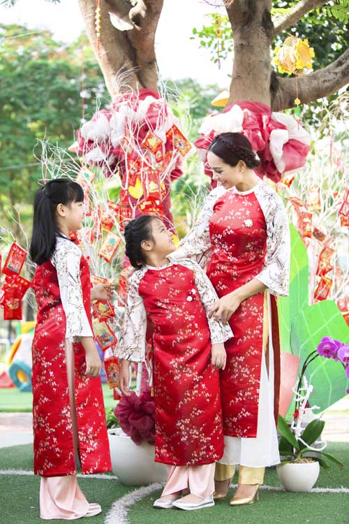 Xuân Lan, Thúy Hạnh, Thân Thúy Hà sặc sỡ áo dài bên các con - 10