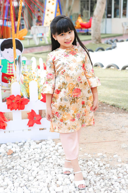 Xuân Lan, Thúy Hạnh, Thân Thúy Hà sặc sỡ áo dài bên các con - 16