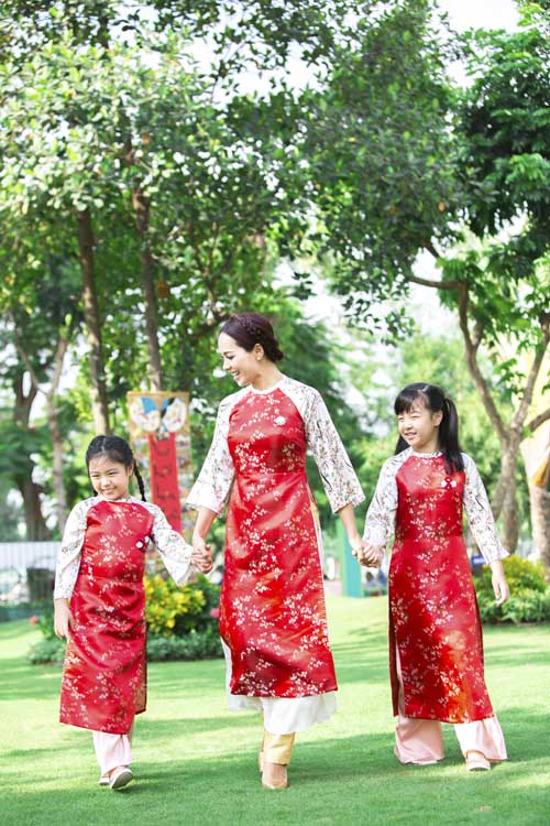 Xuân Lan, Thúy Hạnh, Thân Thúy Hà sặc sỡ áo dài bên các con - 8