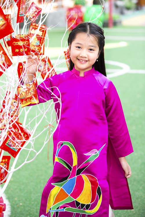 Xuân Lan, Thúy Hạnh, Thân Thúy Hà sặc sỡ áo dài bên các con - 15