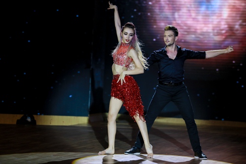 Khánh My, Trang Pháp gây ấn tượng đêm mở màn BNHV 2016 - 14