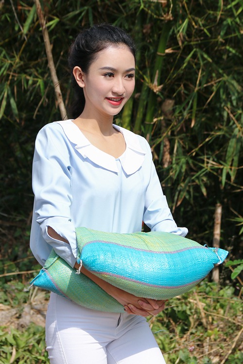 HH Thu Hoài, Phạm Hương ân cần với người nghèo - 12