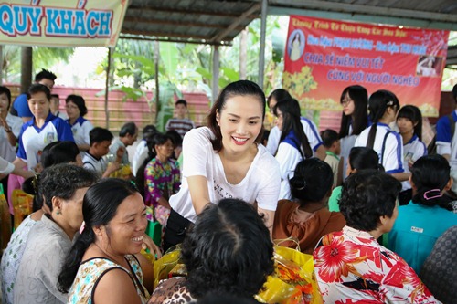 HH Thu Hoài, Phạm Hương ân cần với người nghèo - 11