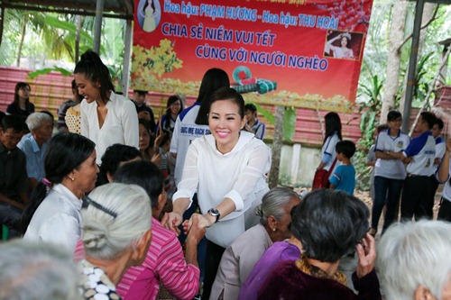 HH Thu Hoài, Phạm Hương ân cần với người nghèo - 8