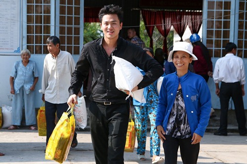 HH Thu Hoài, Phạm Hương ân cần với người nghèo - 14