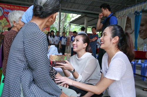 HH Thu Hoài, Phạm Hương ân cần với người nghèo - 15