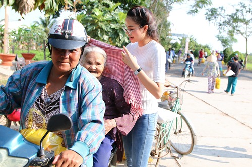 HH Thu Hoài, Phạm Hương ân cần với người nghèo - 4