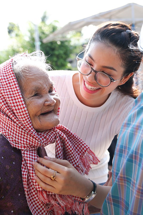 HH Thu Hoài, Phạm Hương ân cần với người nghèo - 5