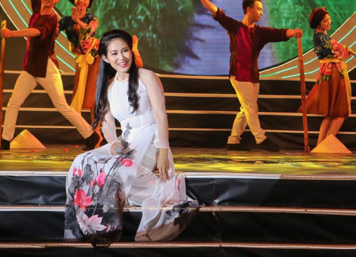 Á hậu Thúy Vân và MC Mạnh Cường đón Tết cùng công nhân - 8