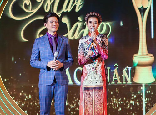 Á hậu Thúy Vân và MC Mạnh Cường đón Tết cùng công nhân - 4