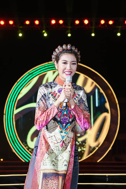 Á hậu Thúy Vân và MC Mạnh Cường đón Tết cùng công nhân - 2