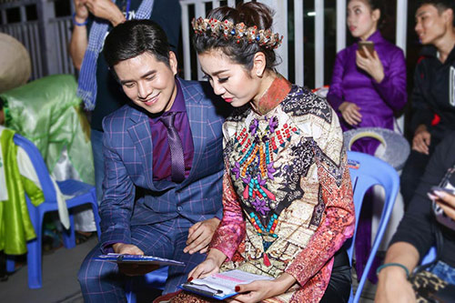 Á hậu Thúy Vân và MC Mạnh Cường đón Tết cùng công nhân - 1