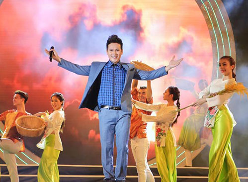 Á hậu Thúy Vân và MC Mạnh Cường đón Tết cùng công nhân - 10