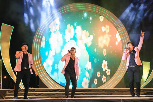 Á hậu Thúy Vân và MC Mạnh Cường đón Tết cùng công nhân - 9