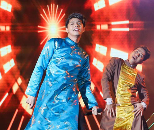 Á hậu Thúy Vân và MC Mạnh Cường đón Tết cùng công nhân - 12