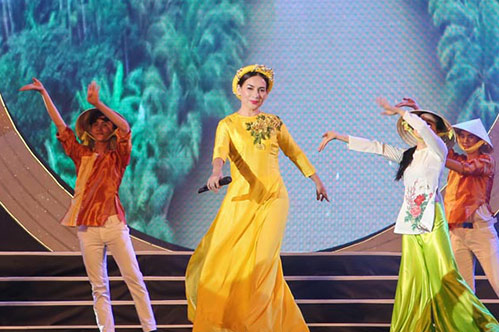 Á hậu Thúy Vân và MC Mạnh Cường đón Tết cùng công nhân - 11