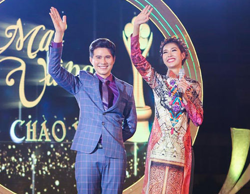 Á hậu Thúy Vân và MC Mạnh Cường đón Tết cùng công nhân - 3