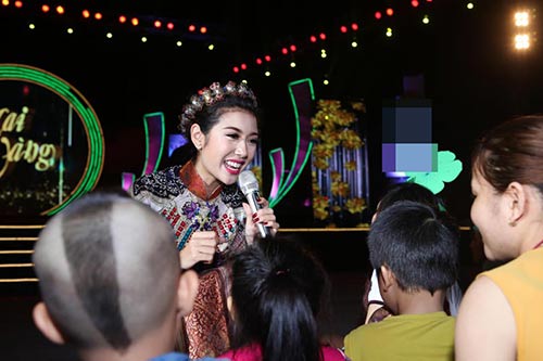 Á hậu Thúy Vân và MC Mạnh Cường đón Tết cùng công nhân - 5