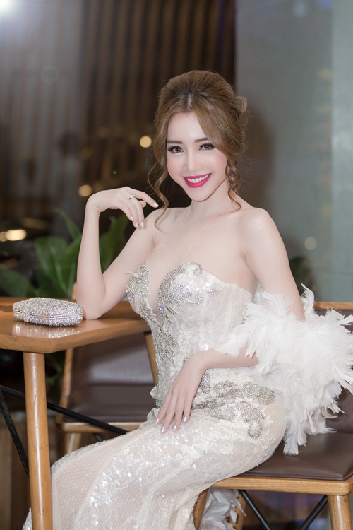 Tuần qua: Elly Trần, Ngô Thanh Vân xinh đẹp với kiểu tóc mới - 1