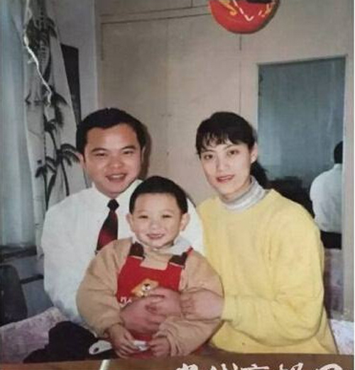 Lưu Hiểu Khánh vô tư khoác tay trợ lý trẻ - 8
