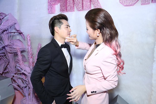 Ông Cao Thắng tình cảm hôn Đông Nhi giữa chốn đông người - 3