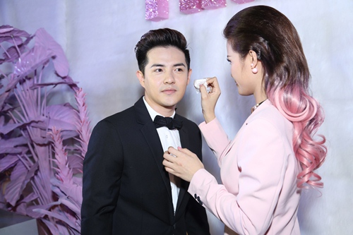 Ông Cao Thắng tình cảm hôn Đông Nhi giữa chốn đông người - 4
