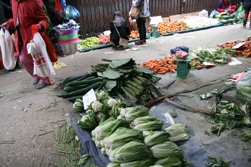 Thực phẩm, rau xanh tăng giá những ngày giáp Tết - 1